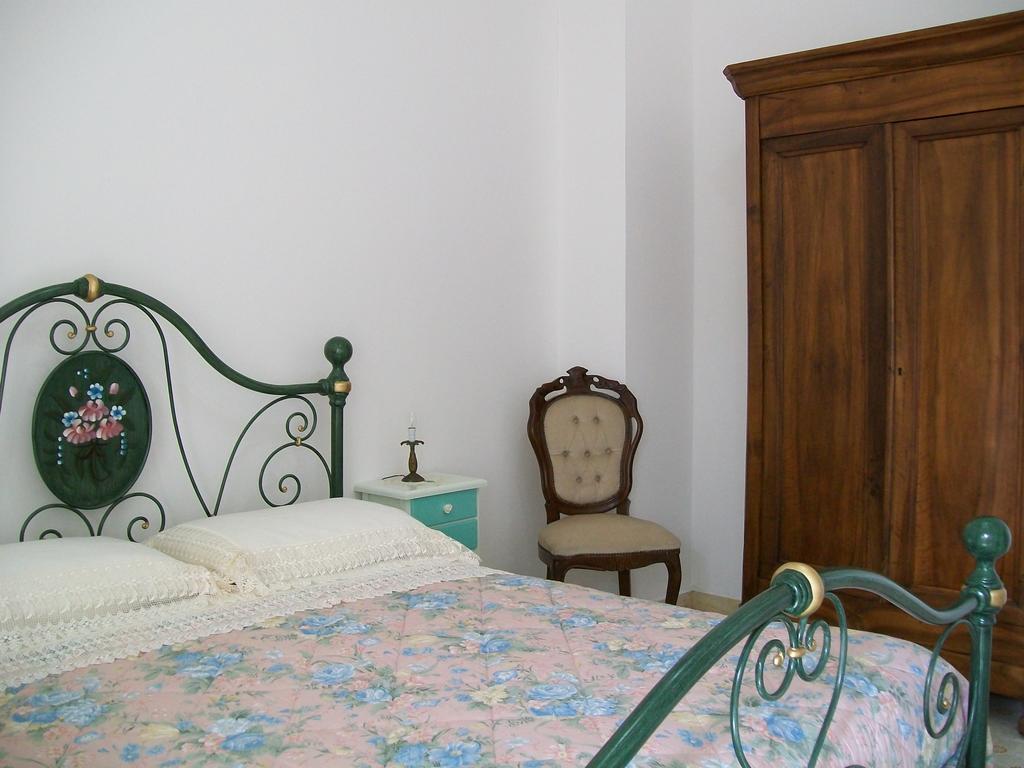 Notte Di Luna Room & Breakfast أوريستانو الغرفة الصورة