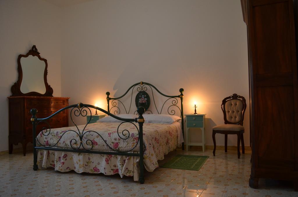 Notte Di Luna Room & Breakfast أوريستانو الغرفة الصورة